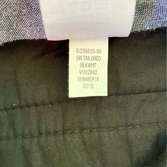 Banana Republic 5" Tailored Black & White Chevron Patterned Shorts (Size 4) - Picture 10 of 12